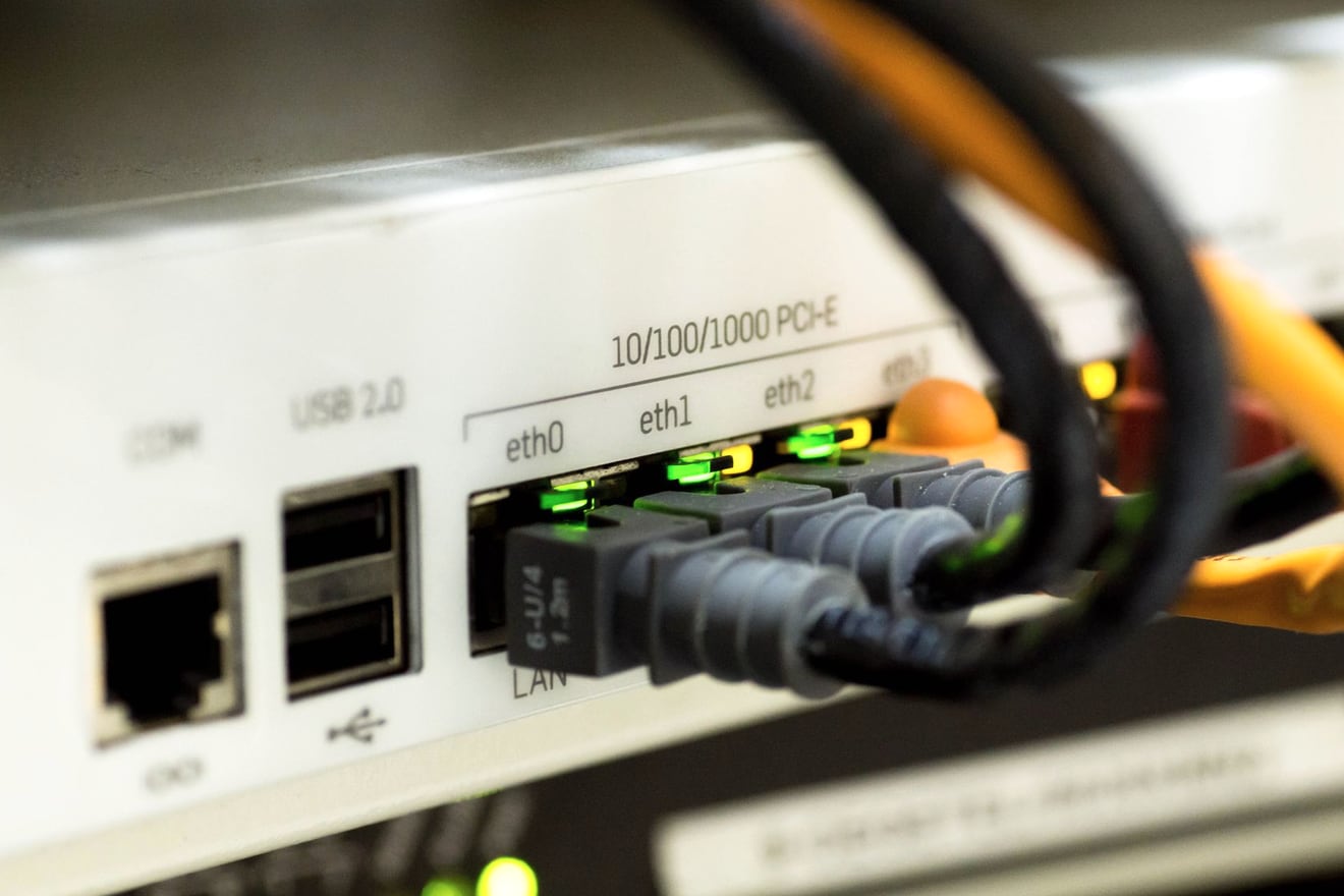 Cabos de rede ethernet conectados a equipamentos
