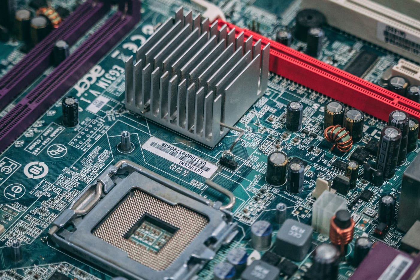 Componentes de hardware de computador organizados sobre bancada