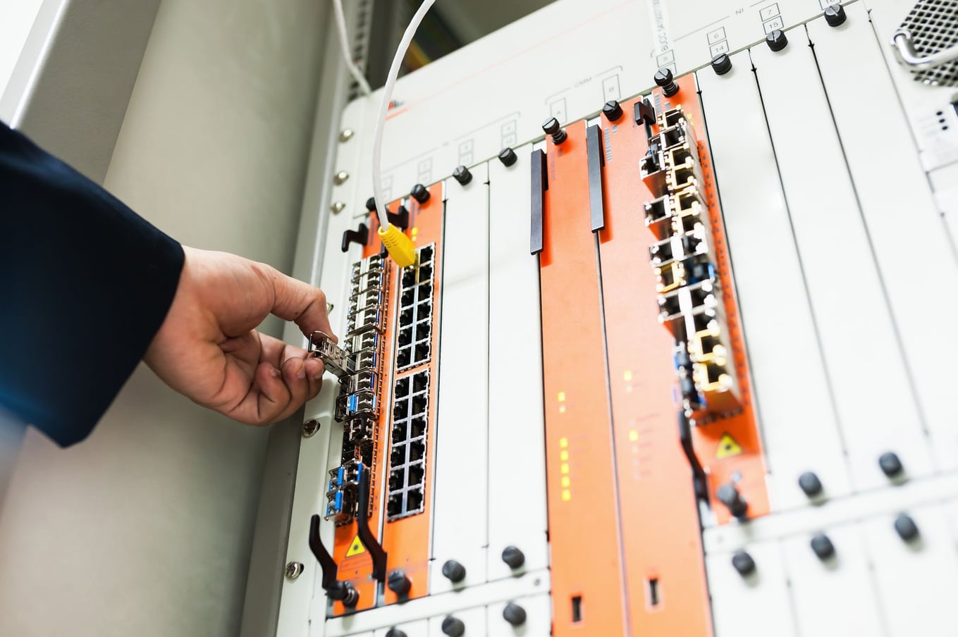 Fileira de racks e equipamentos em data center