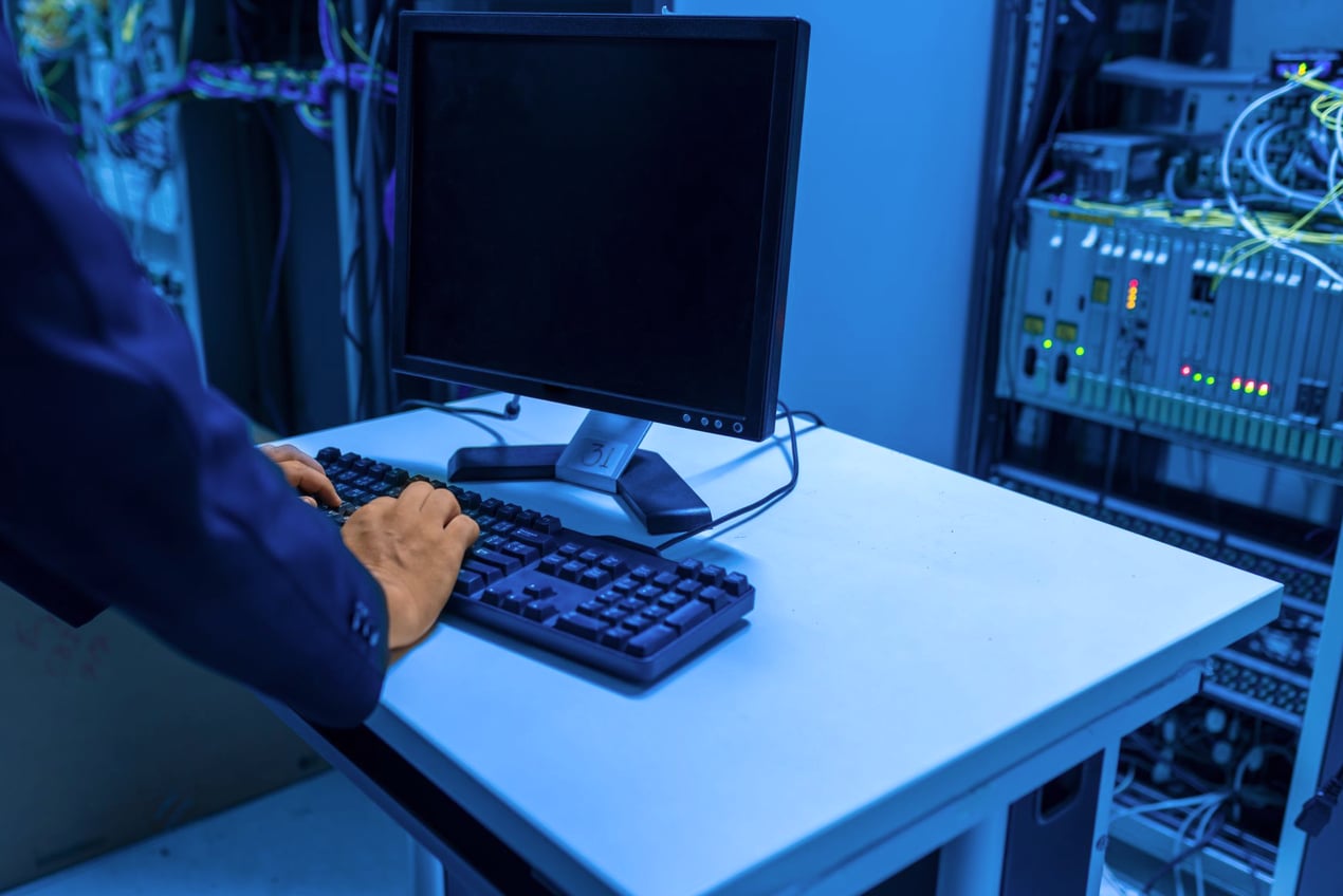 Rack de servidores e equipamentos de rede em sala técnica