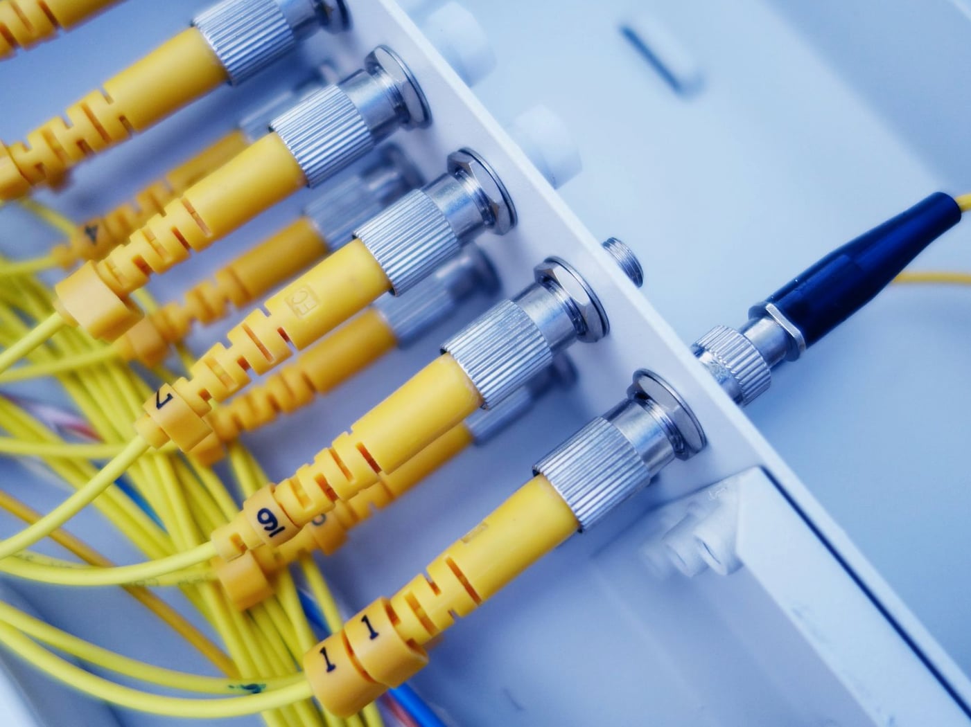 Switch de rede com conexões de fibra óptica